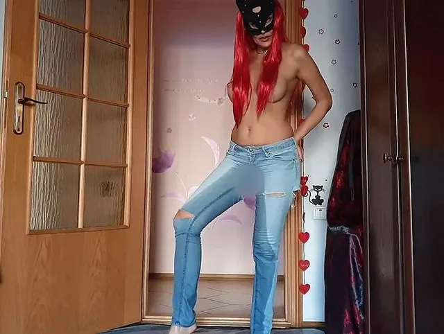Natalia in Blue Jeans mit Löchern