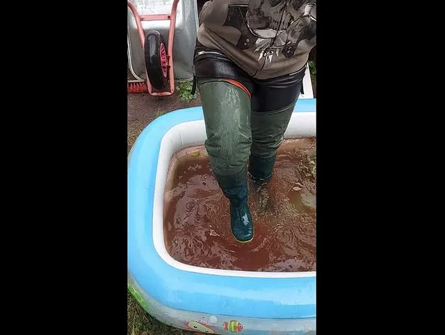 MIT WATSTIELN BEI REGEN IM POOL