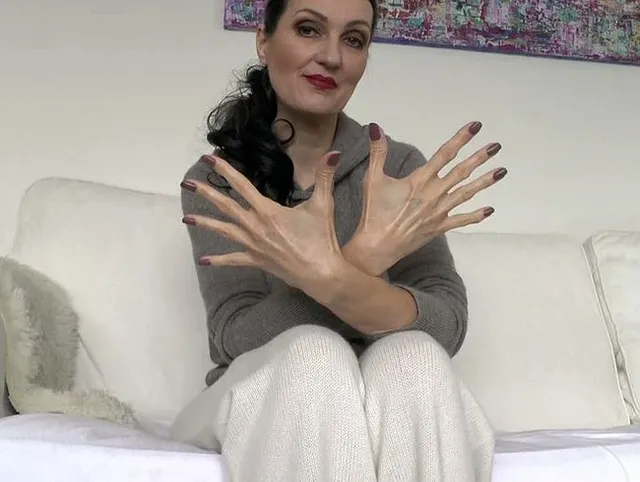 Lady Victoria - Sexy lackierte Fingernägel, schöne Hände