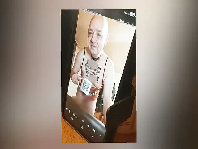 Live mit dem Handy für Sie. Ausschnitte von der Vorführung ihres STRAPSENSKLAVEN am 03.03.2026