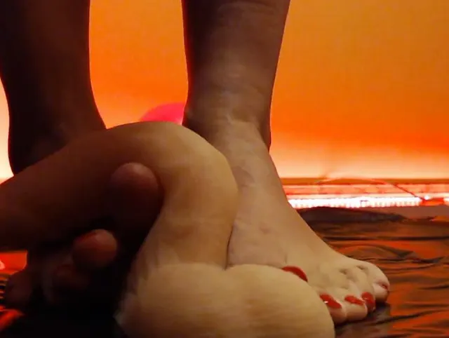 Füße treten auf weichen Dildo