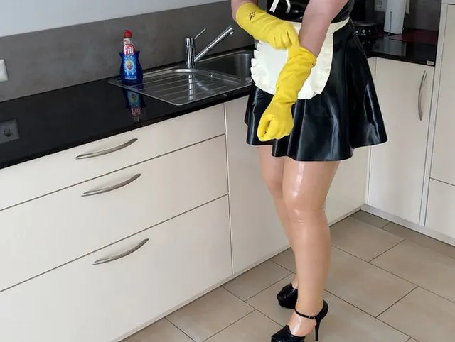 Deine Gummihausfrau wichst dir deine Eier leer