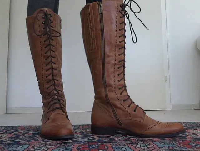 Braune Schnürstiefel Show