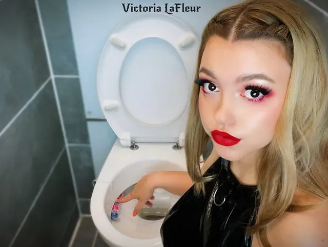 Lack Göttin erzieht dich zum Toiletten-Sklaven!