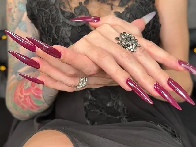 Dunkelviolette lange Nägel, Krallen, lange flexible Finger und Abendkleid aus Spitze an mir