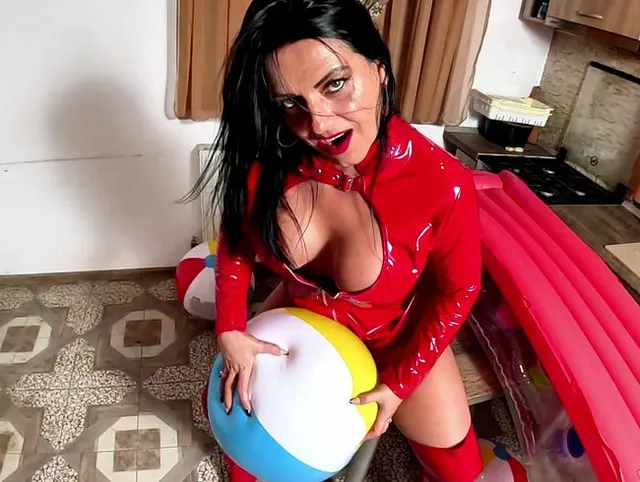 Dominante rote Latex-MILF, aufblasbare Matratze, Fetisch, riesige Strandbälle, POV-Sex, doppelter Samenerguss und Platzen