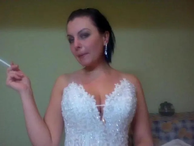 Kate raucht und neckt dich in ihrem Hochzeitskleid