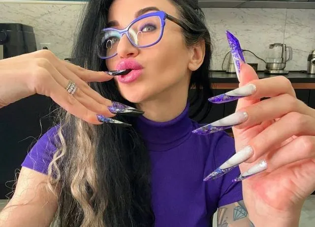 Fingerschnippen und Fingerlutschen mit langen Nägeln, Brille und Gesicht, neue Form und neue Länge