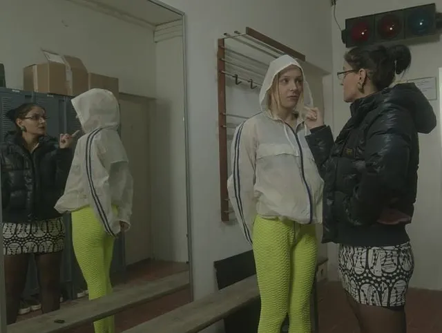 Daunenjackendirektorin fickt mich