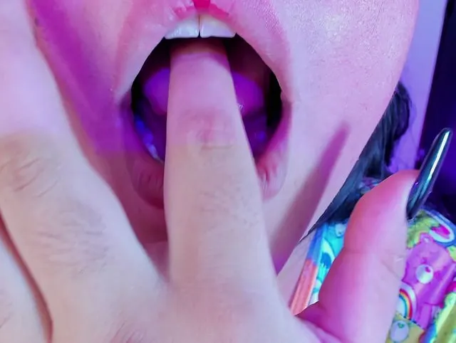Lange Nägel sehr heiß verziert mit Sperma lecken