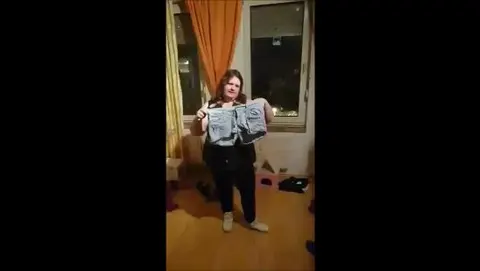 Hausfrau im Kittel zerstört deine Jeans