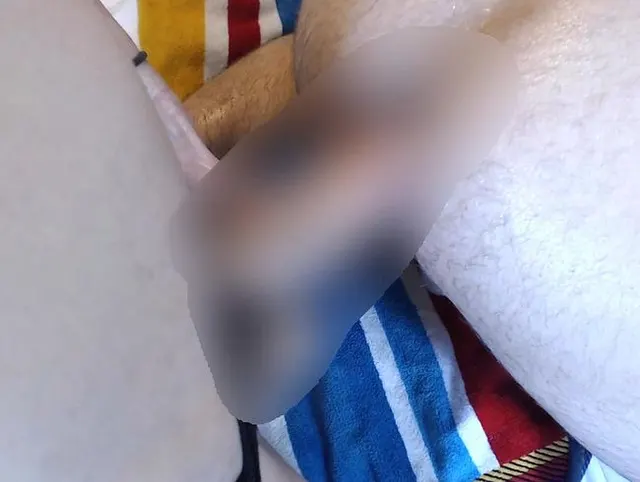 Herumstecken seines geraden jungfräulichen Hinterns, während er abspritzt und auf sich selbst abspri