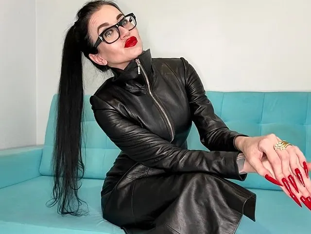 Ich trage rote, lange Nägel, Krallen und einen engen, langen Ledermantel.