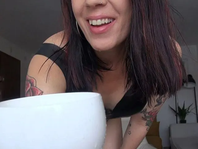 Ich trage ein Latexkleid und pisse in ein Glas, um alles zu trinken