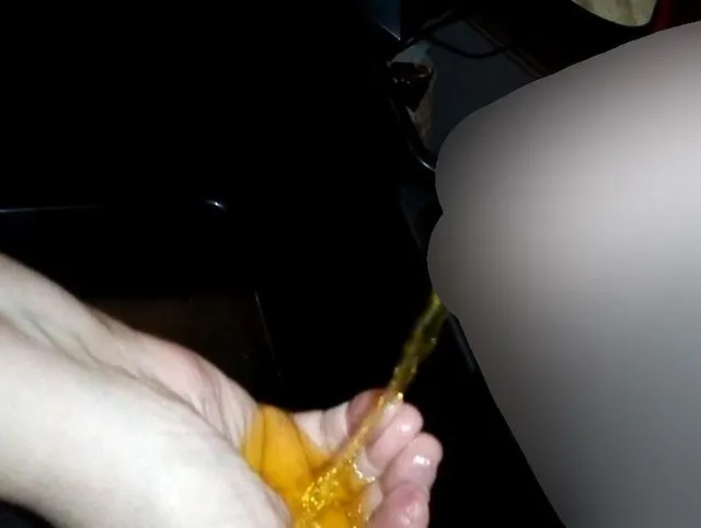 Jen wäscht sich in Johns Piss die Hand