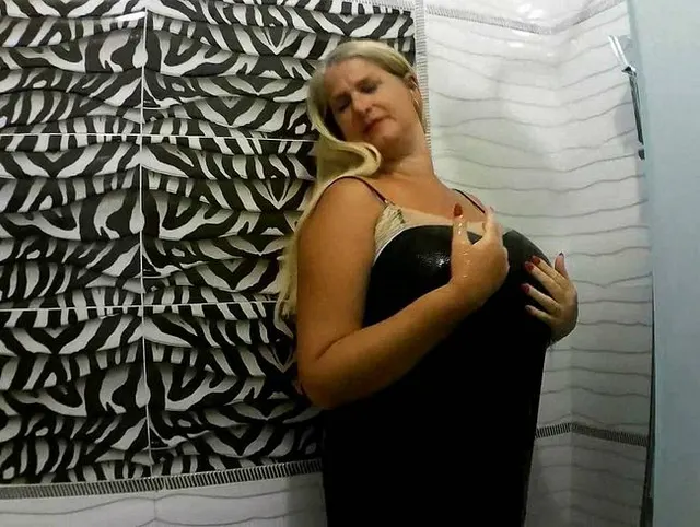 Kleidung unter der Dusche