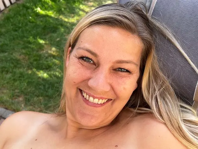 Splitternackt im Garten gepisst