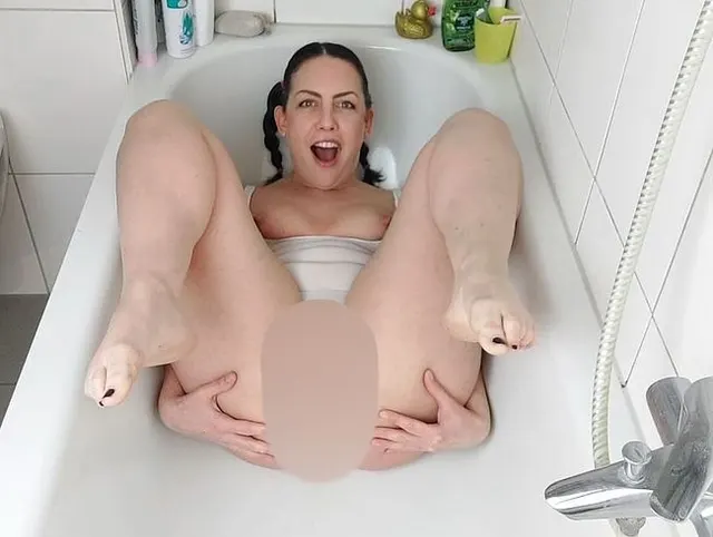 BADEWANNEN PISS!!! SO SCHWIMME ICH IN MEINER EIGENEN PISSE