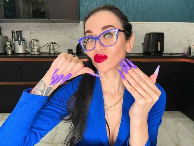 Neue längere Form und neue lila Farbe, Krallen, lange flexible Finger breit und Handjobs mit Spucke