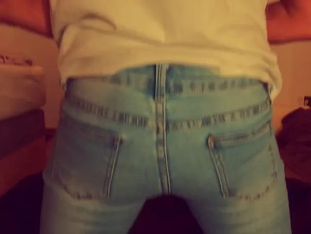 Als Strafe musste ich im knien in die Jeans pissen