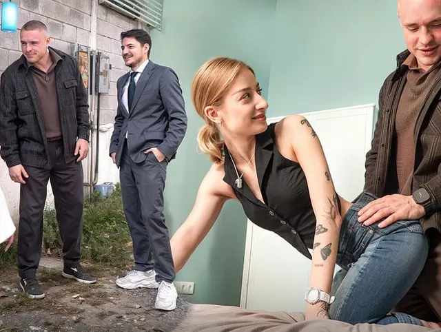 Immobilienmakler vergewaltigt junge Ehefrau hart während einer Hausbesichtigung, während ihr betrogener Ehemann bei der Arbeit ist!