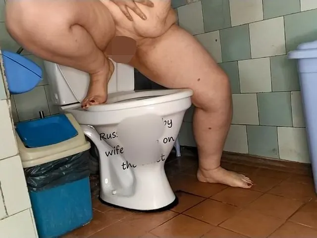 Mollige Frau pisst auf die Toilette