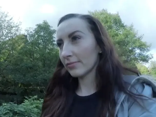 Freches britisches Model unternimmt einen versauten Ausflug in einen Park