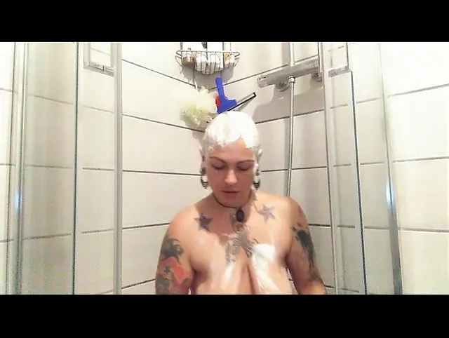 Unter der Dusche rasiert
