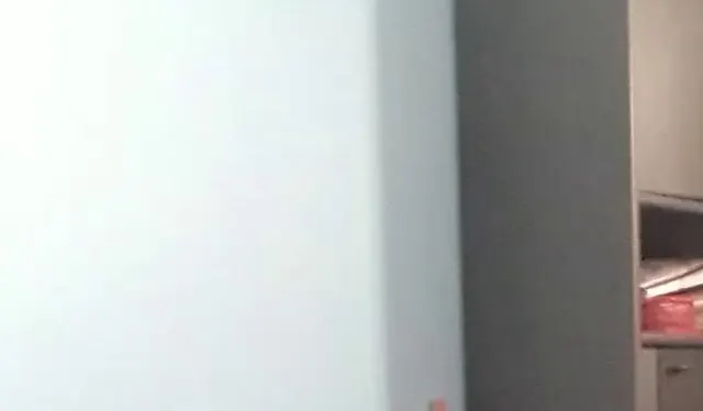 Die Sissy wird Doggy mit der Fickmaschine ordentlich durchgefickt