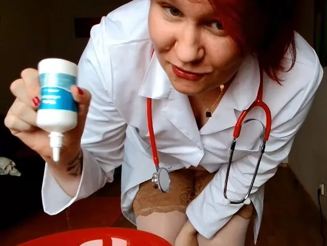 Die sexy Ärztin pisst und isst, beißt und spuckt Essen aus wie für eine Unterwürfige