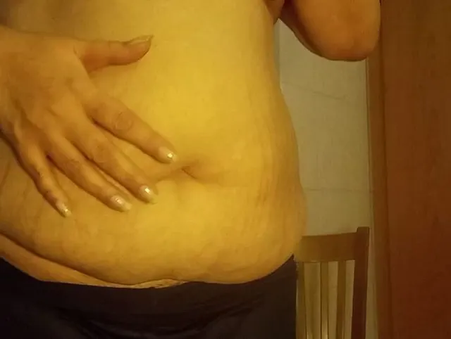 Mein weicher dicker Bauch wird gestreichelt – Nahaufnahme
