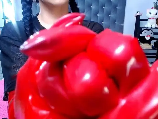 trägt rote Latexhandschuhe für Fi$tu