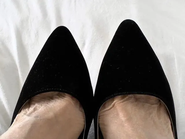 Spritze so schnell wie möglich ab! Heute auf meine schwarze Samt Pumps, JOI, POV
