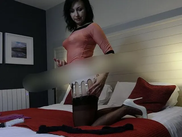Nylon Show in Strumpfmaske Teil 1 in 4K