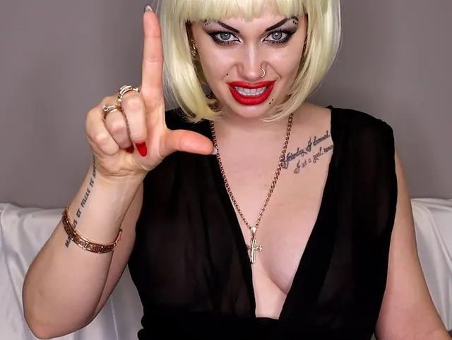 Sie sind dumm retard! Beten Sie meine Mittelfinger und Verlierer-Zeichen JOi an