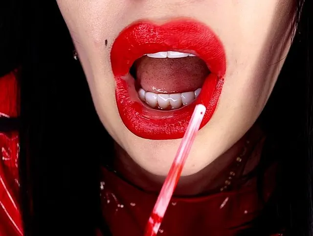 Rote Lippen mit JOI