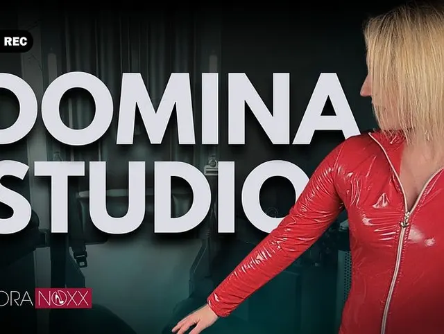 In rotem Lack im Dominastudio