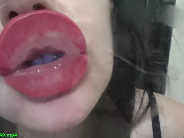 Rote Lippen Drucke über Glas & Frenchkissing
