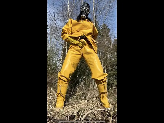 Geile outdoor Session in gelber Regenkleidung und Gummistiefeln mit Gasmaske