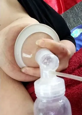 Die Milch spritzt