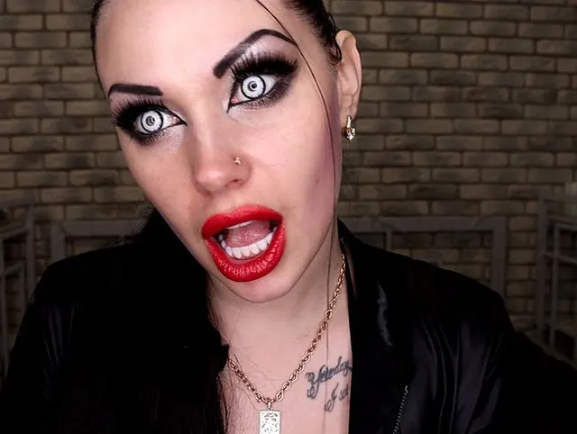 Gib My Demonic Red Lips dein Sperma und deine Seele