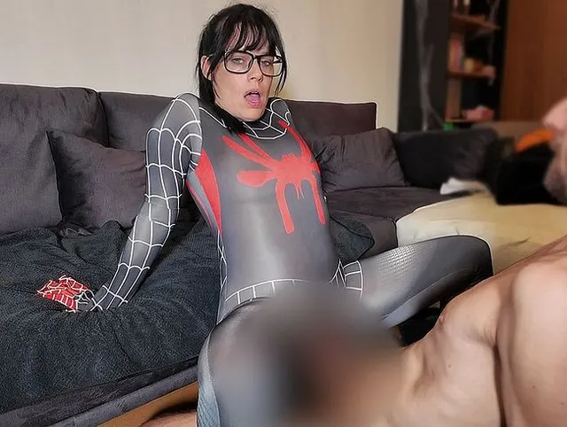 Spiderwoman lässt es sich von geilem Ficker ordentlich besorgen