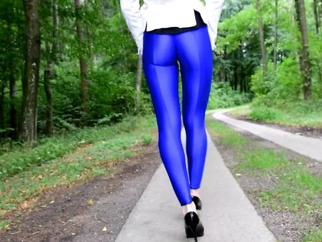 blaue Leggings, geiler Arsch und Cameltoe - der Waldweg