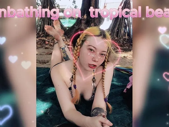 Bikini-Mädchen geht in der Öffentlichkeit spazieren und zeigt öffentlich ihre süßen Füße.